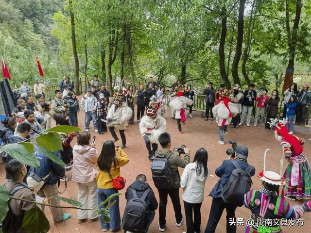 “陇原赏秋韵 相约官鹅沟”2025甘肃秋冬旅游推介大会采风团走进文县白马民俗风情景区