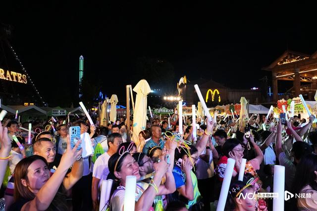 来一场徒步的浪漫体验，点燃夏夜的健身激情