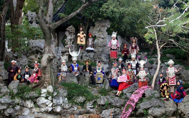 江苏苏州：贵州游客穿民族服饰游怡园，成为靓丽风景线