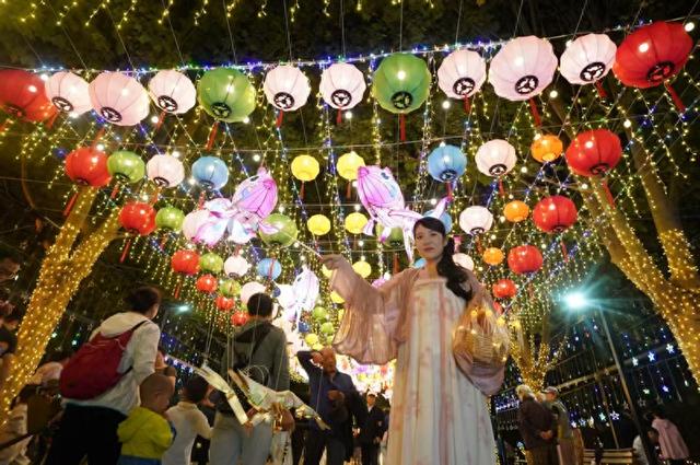 第二十一届安贞社区灯会开幕 400余盏环保花灯点亮夜空