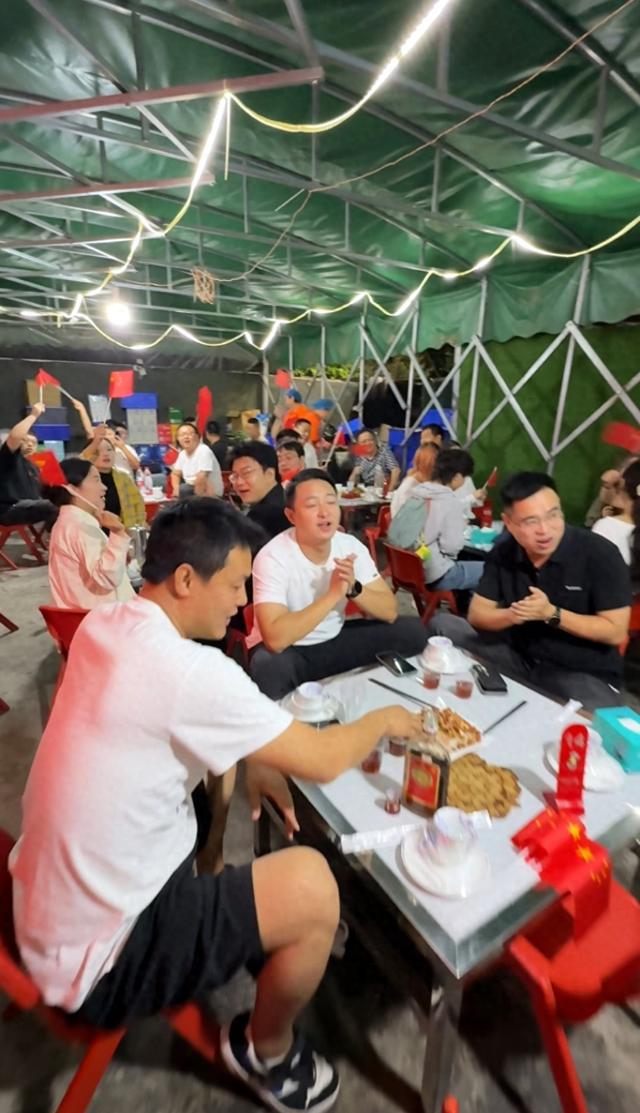 30桌7000多元!河南一餐馆九三阅兵全场免单,老板:能安稳做生意,感谢伟大祖国