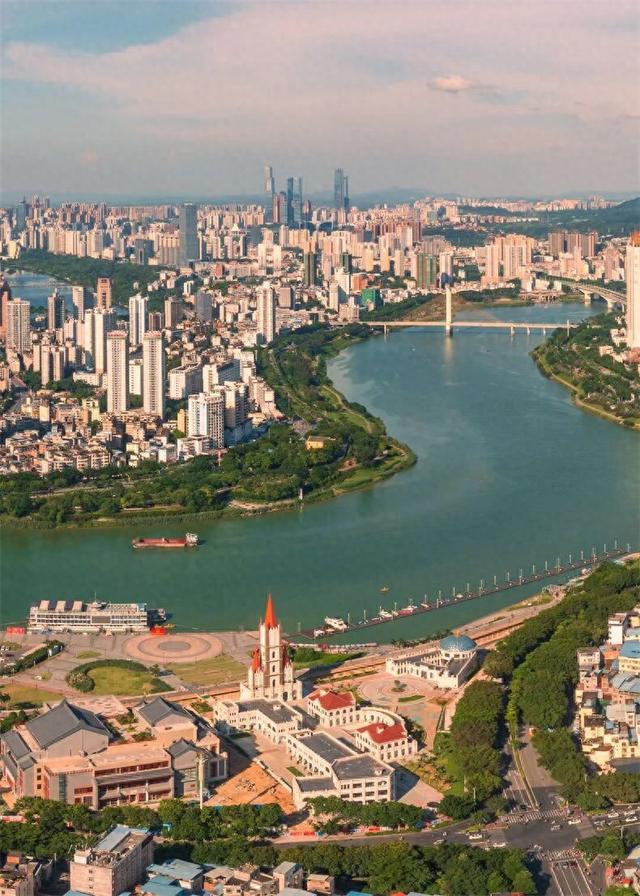 一半是安逸养老，一半是熬夜天堂！这座城冬天有鲜花，凌晨有人潮