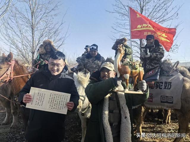 洛阳跨越千里到宁夏迎接东天山的骆驼队，送去三彩骆驼、牡丹鲜花饼、牡丹茶