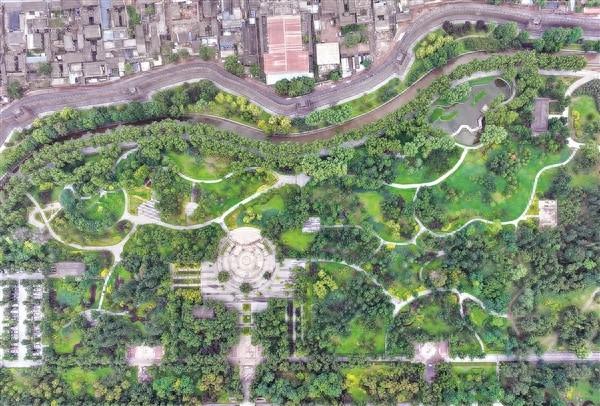 平遥古城迎薰公园绿树葱茏