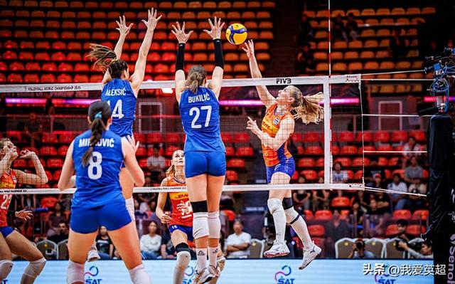 2-3！女排世锦赛卫冕冠军出局，3连冠梦碎后众将痛哭，失误送32分