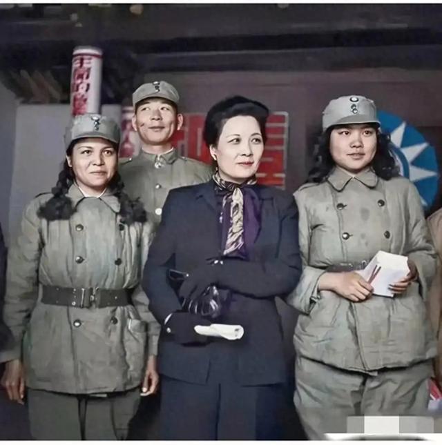 这才是国民党真正的军装	，比我们在影视剧中给他们的服装差远了