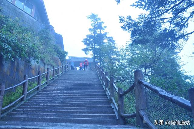 登临峨眉山