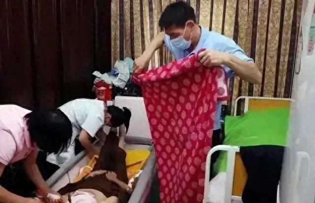 陕西女子专为老人提供服务，500元一次，常抱怨：身上全是烂疮
