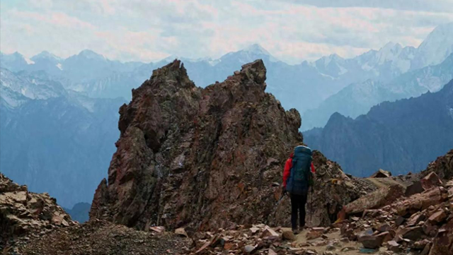 两名驴友徒步狼塔之路，一人被激流卷走，队员不等救援继续前行