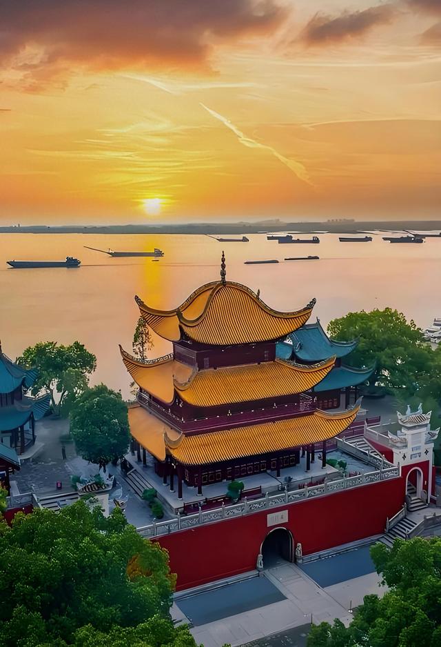 洞庭天下水，岳阳天下楼
