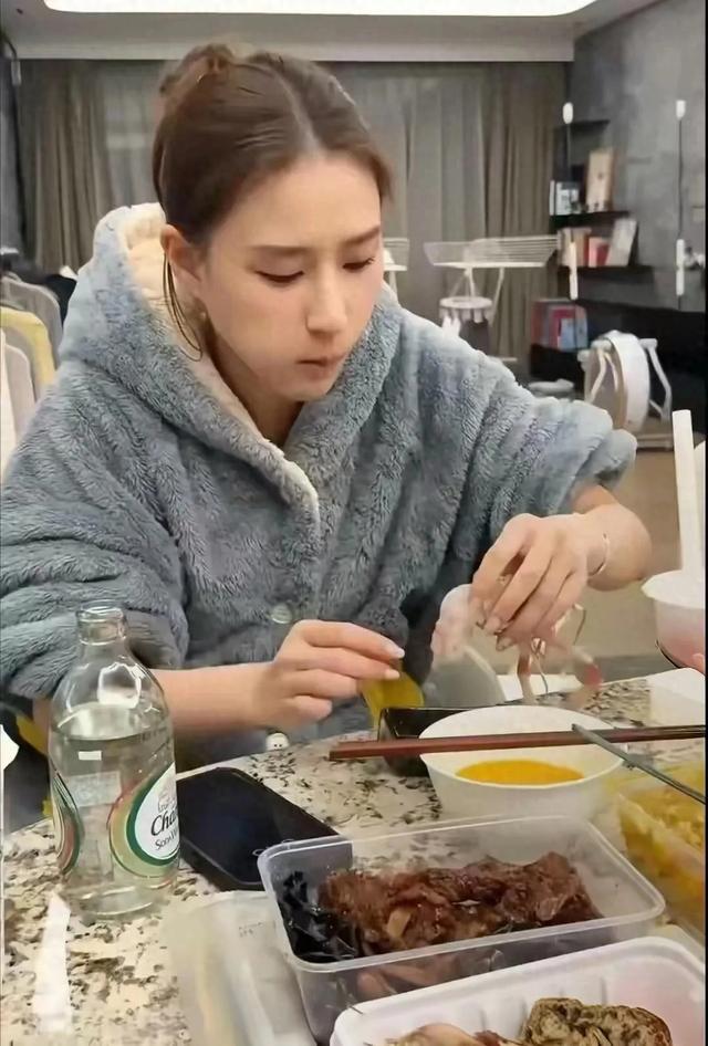 何超莲在家吃外卖，网友酸了:我们要搬多少块砖才能吃的起这一顿