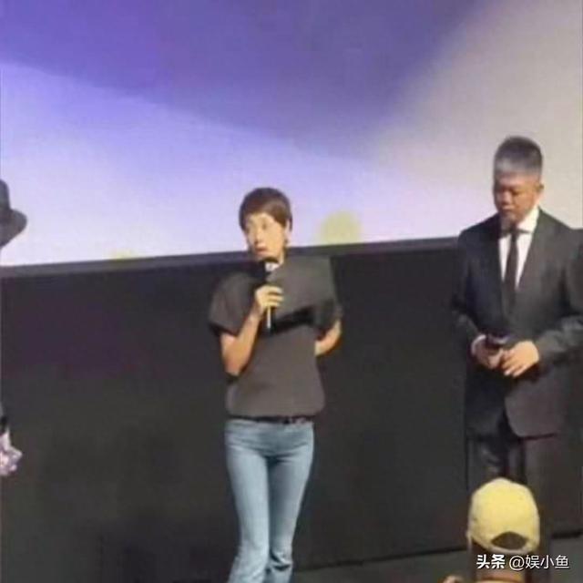 马伊琍这条裤子太绝了！把旁边男主持人都看傻了，成全场焦点。