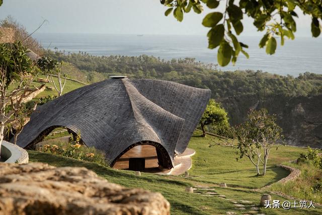 巴厘岛度假村——来自被海洋生物启示的大型竹屋顶