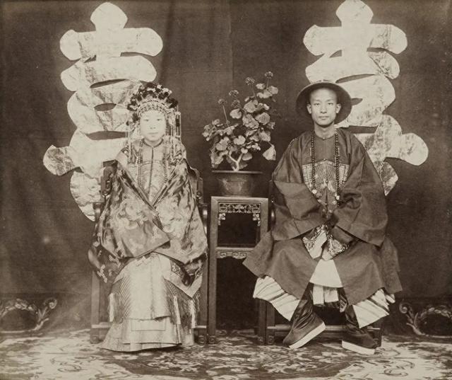 一位摄影师，使用大画幅相机，为100年前的人拍摄“肖像”