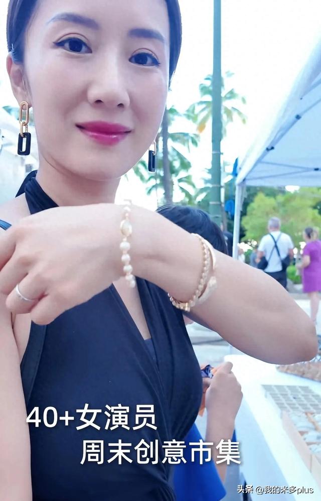 李念带3个孩子逛集市，小腹鼓起被疑怀四胎，13岁大女儿又瘦又高