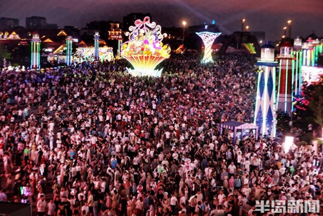 人头攒动！啤酒节开幕夜现“人海”奇观