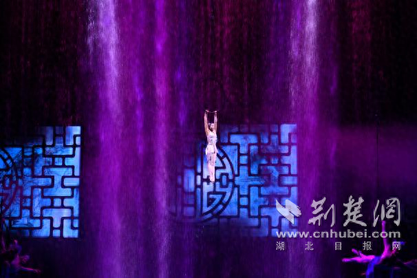 汉秀剧场版《水秀》迎来首演 湖北省文化旅游又添靓丽名片