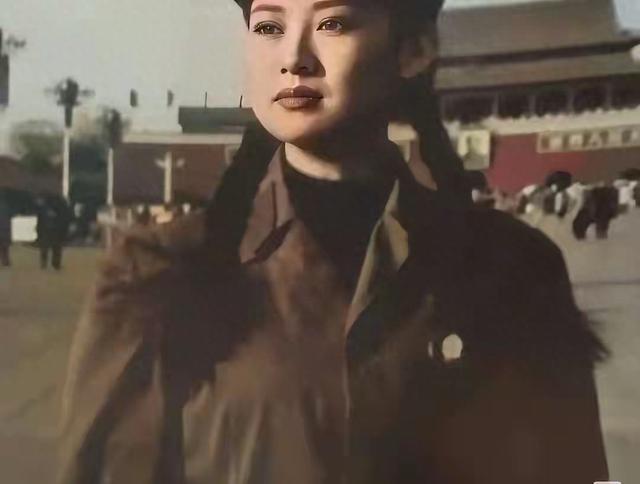 这张老照片，有人说是许晴，有人说是宋祖英，仔细看，还真都挺像