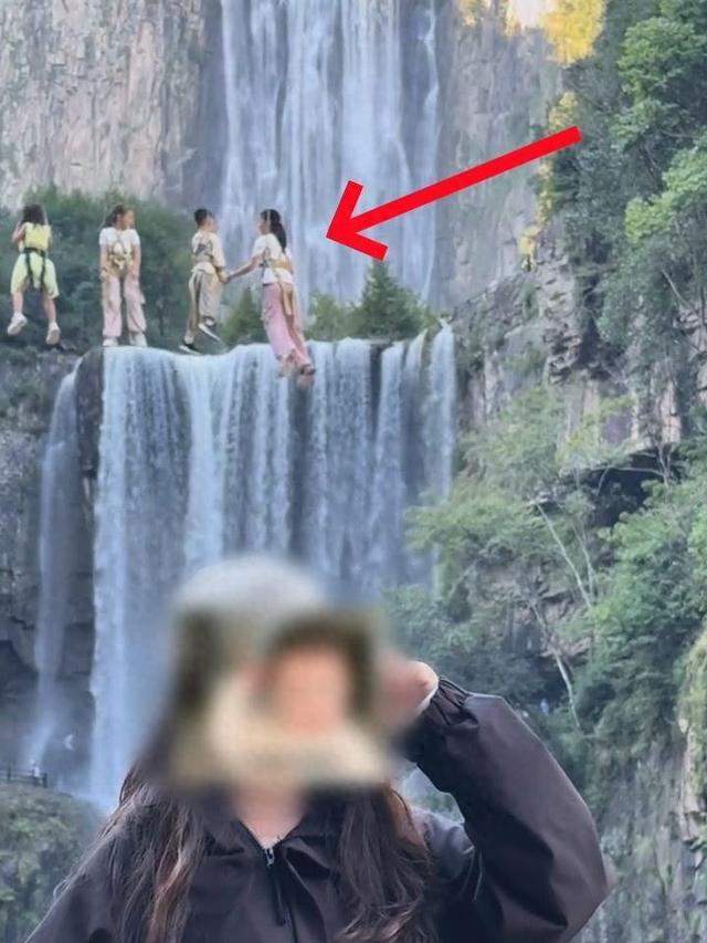 “空中像弹幕飘来一排人”，温州一景区游客拍视频被调侃“像五毛钱特效”，景区客服回应