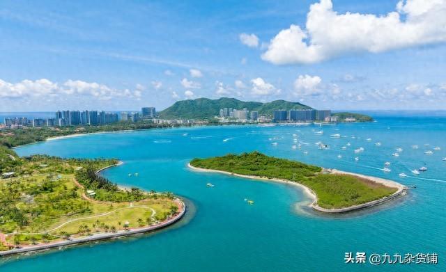 三亚惊现“怒海撞塔”！巨浪直扑灯塔塔顶，游客尖叫逃离