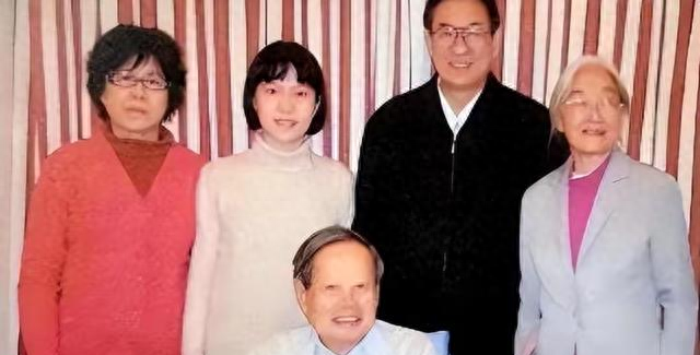 翁帆妈妈今年76岁，从女儿28岁结婚到现在，她很少出现在公众面前
