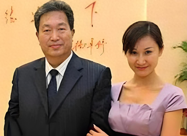 非法敛财100亿！出门12名女秘书相伴，之前有多嚣张如今就多落寞