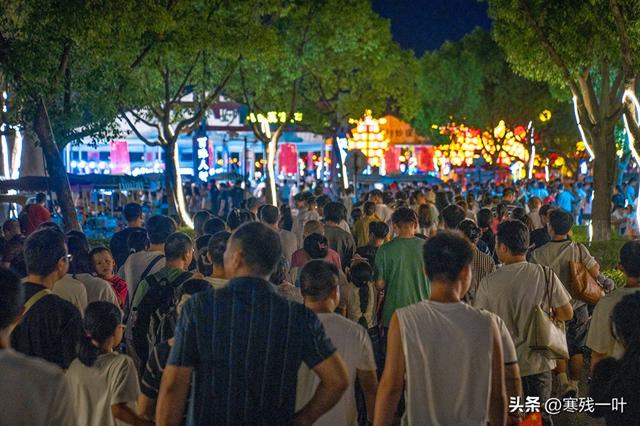 国庆假期首日，浙江象山影视城被挤爆了！游客：低估了夜游的魅力