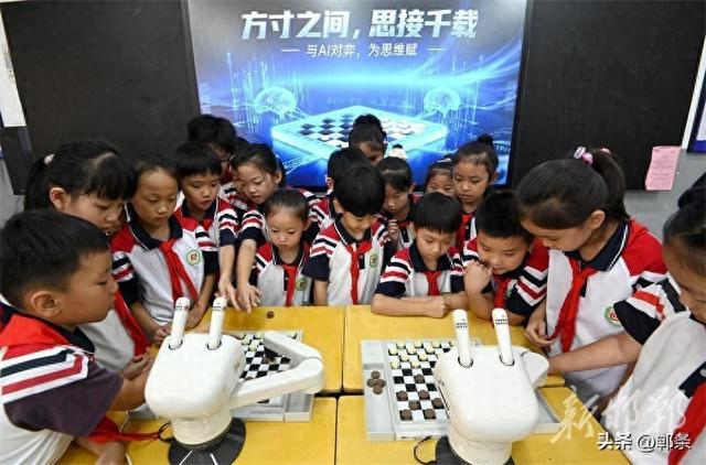 对弈AI棋类机器人 校园里“棋”乐无穷