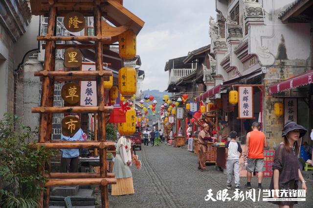 游客“一秒穿越大明”  锦屏隆里古城焕新迎客