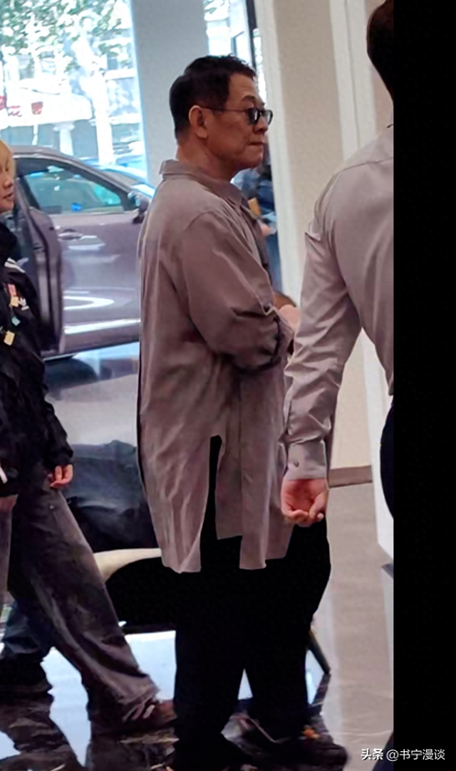 李连杰现身北京4S店，见人多瞬间脸垮不悦，抻脖瘪嘴好像老太太