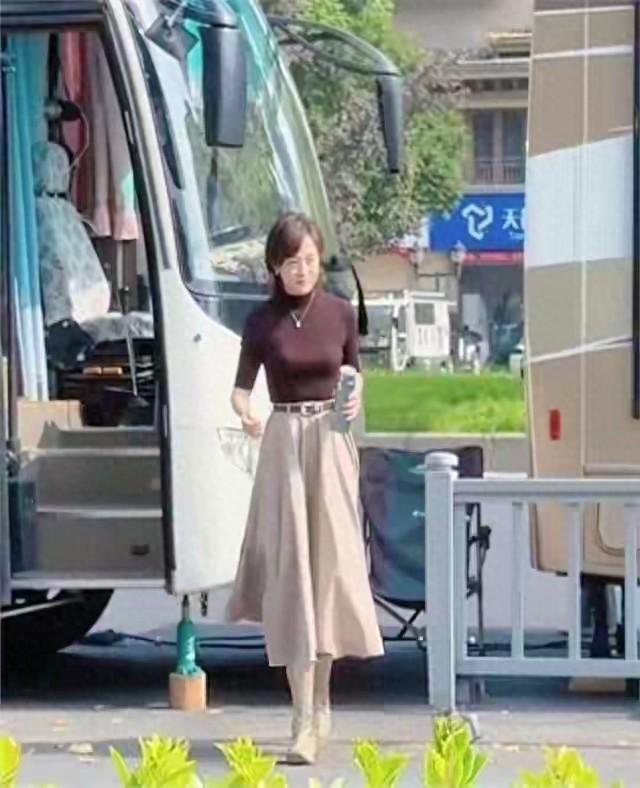 43岁孙俪上班被偶遇，她的身材真好，手里拿着保温杯，好会养生