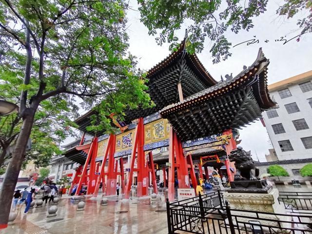 游客的疑惑：为什么西安城隍庙牌坊背后写着“你来了么”？