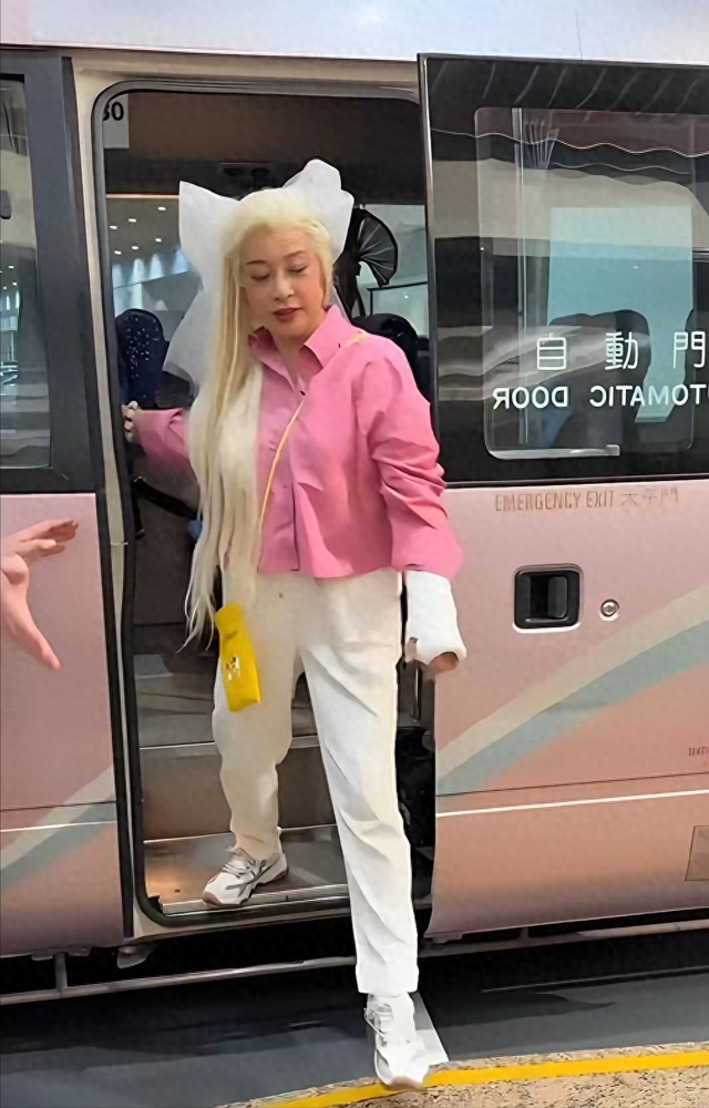 75岁刘晓庆时尚近照曝光，金发粉衣造型吸睛，岁月似乎格外偏爱她