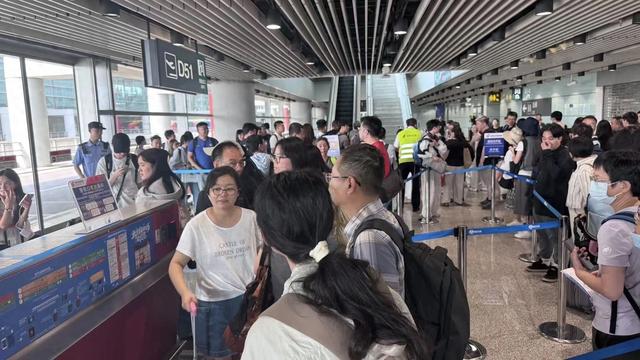 成都飞上海航班因台风备降北京后又回成都 有上班族辗转32小时返沪