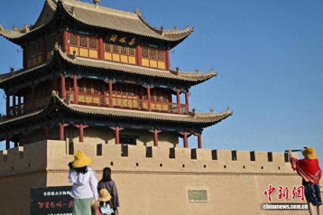 嘉峪关关城文物景区吸引游客