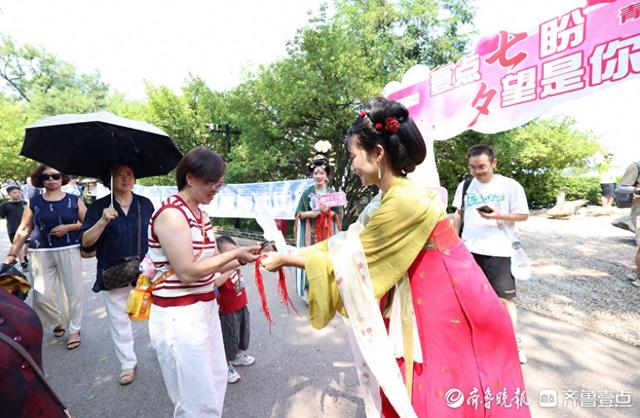 图集｜七夕“遇上”千人联谊会，定格烟台山上的“甜蜜”瞬间