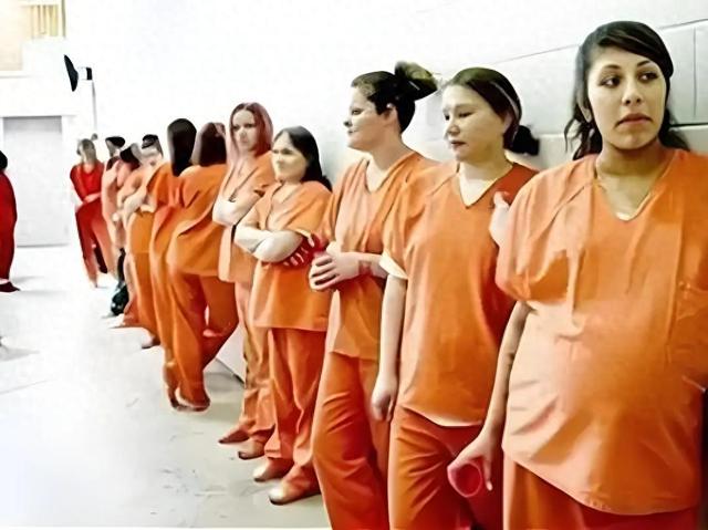 221名女囚漂洋过海，下船时全员怀孕，这批女囚竟生出了一个国家