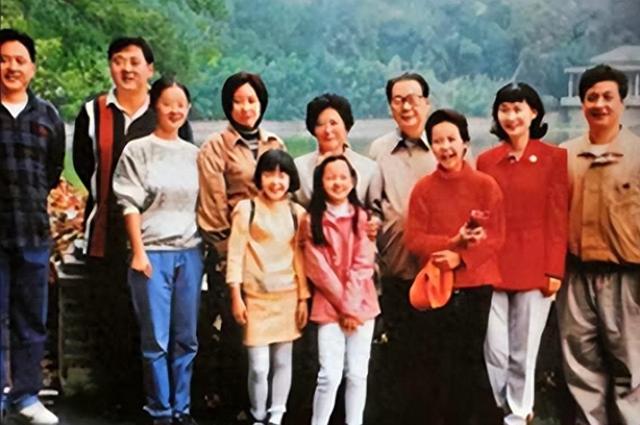 1997年，李鹏总理一家在玉泉山游玩，难得团聚，女儿女婿罕见出镜