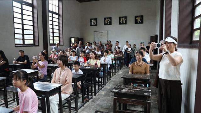湖南湘乡：“双节”喜逢校庆 百年书院人潮涌