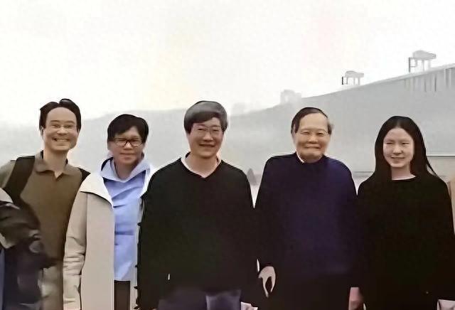 杨振宁追悼会很隆重，大儿子未现身，翁帆站家属首位，样子很憔悴