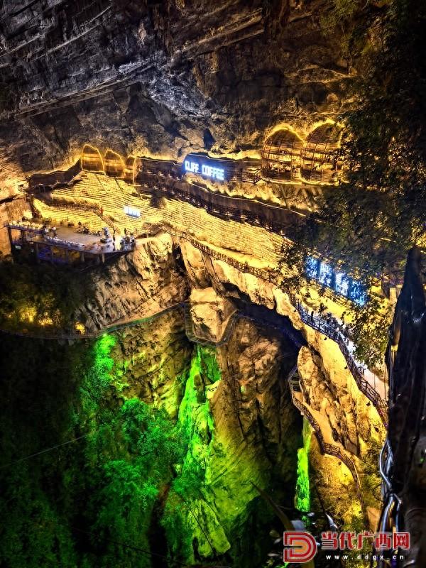 罗城棉花天坑悬崖书店项目获2025年中国文旅策划项目创新大奖