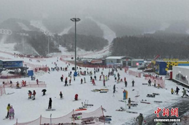 “雾凇之都”吉林初雪降临 雪场迎客流高峰