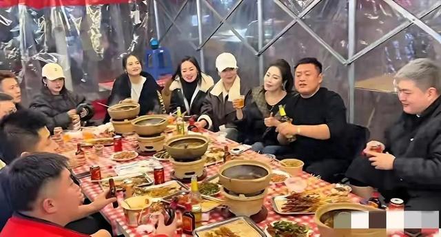 赵本山儿子请客吃砂锅，赵一楠染一头黄发	，宋晓峰喝到脸泛红