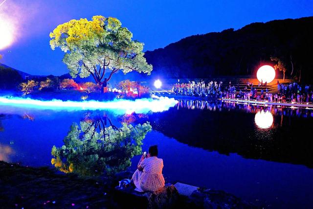 霓虹映池塘:蒙古包里的“草原夜宴”
