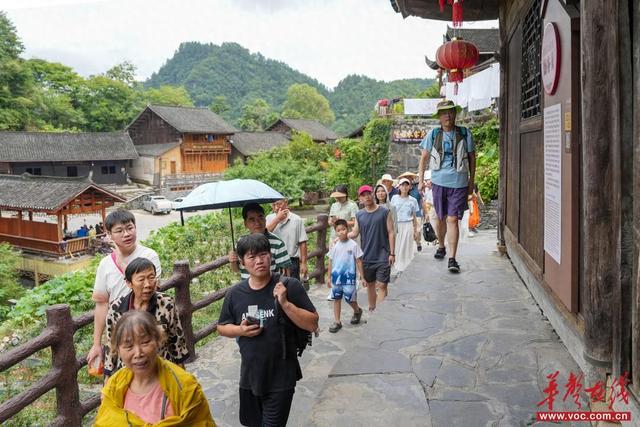 十八洞村迎来暑期旅游热