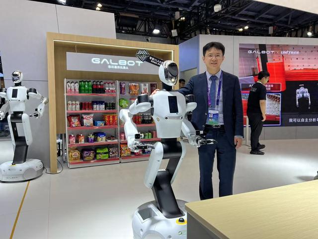 银河通用王鹤：人形机器人走进“手眼脑”时代