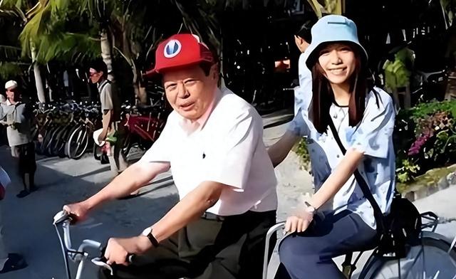 杨振宁去世，翁帆发文悼念！49岁无儿无女的她，将何去何从？
