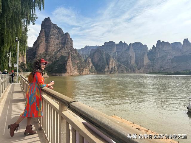 炳灵寺石窟造像跨越千年，石雕泥塑共有，佛道共存
