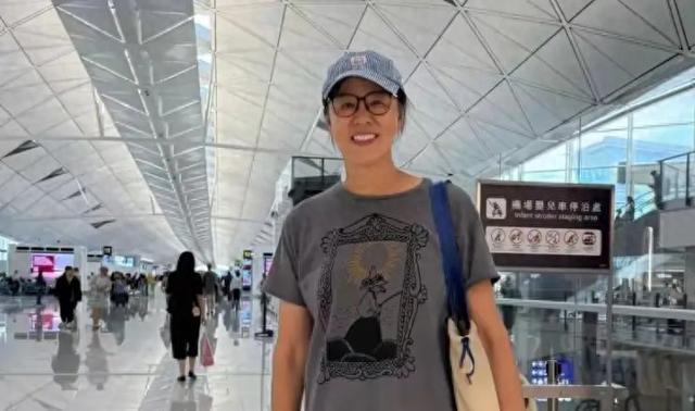 郎平回北京了！戴金项链+名表，气质高贵，打扮时髦越来越年轻了