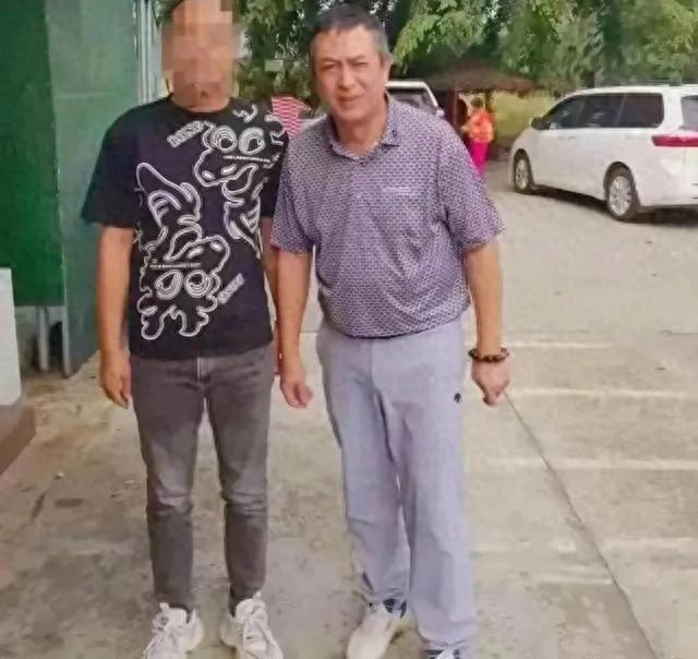 55 岁张嘉译海南现身，身形显苍老弯腰驼背，中年爆红更显不易
